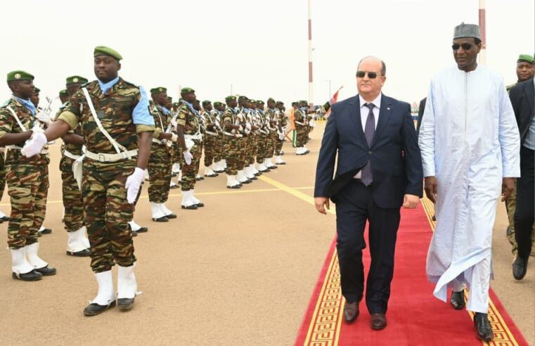 Départ du Premier ministre algérien après une mission diplomatique à Niamey