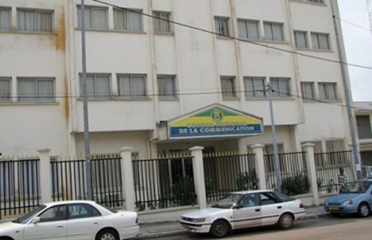 Vandalisme à Libreville : la Haute Autorité de la Communication sous pression