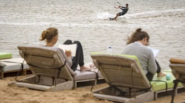 Touristes européens profitant des plages et activités nautiques à Dakhla, au Sahara occidental