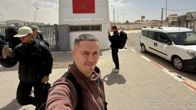 Manifestation de soutien à l'indépendance du Sahara occidental, avec une femme brandissant le drapeau du territoire