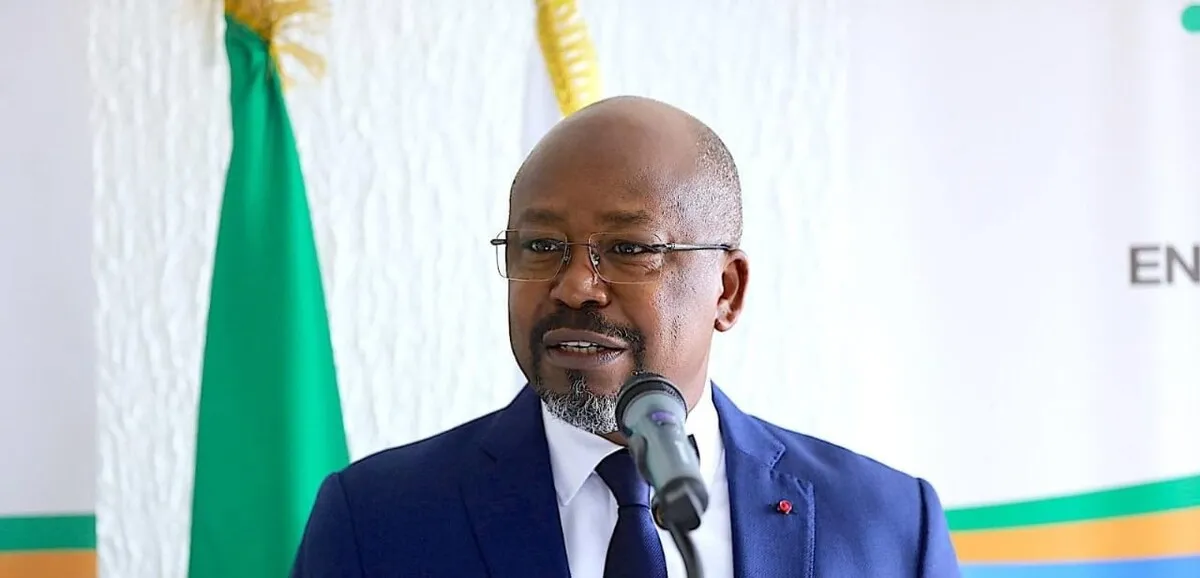 Portrait d’Alain-Claude Bilie-By-Nze devant les locaux de la cour d’appel de Libreville