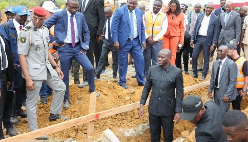 Le président gabonais Brice Clotaire Oligui Nguema lors du lancement d'un chantier de logements à Bikélé