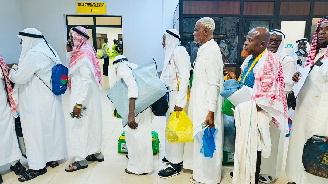 Pèlerins burkinabè de retour du Hadj 2026 à l'aéroport de Ouagadougou