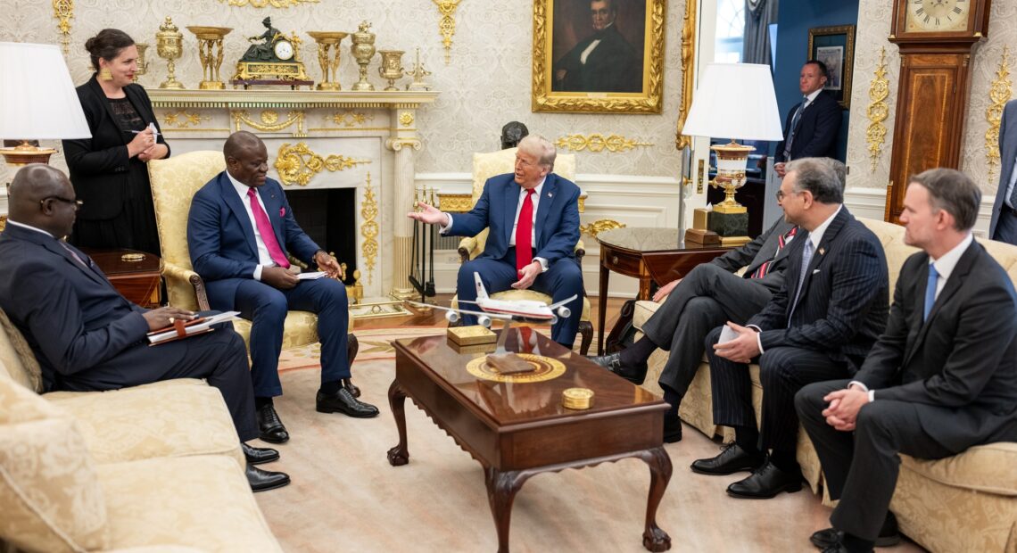 Le président gabonais Brice Clotaire Oligui Nguema et Donald Trump lors d'un entretien à la Maison Blanche
