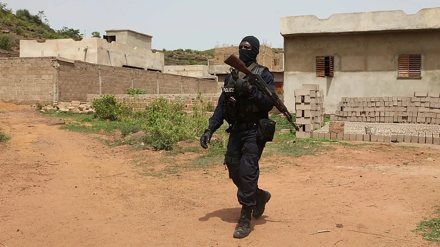 Un policier malien en patrouille devant un complexe touristique près de Bamako