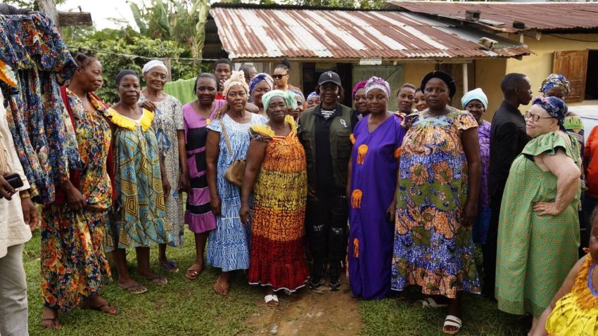 La ministre du Tourisme durable et de l’Artisanat, Pr. Marcelle Ibinga épouse Itsitsa, échange avec des femmes locales lors de sa visite dans le woleu-Ntem