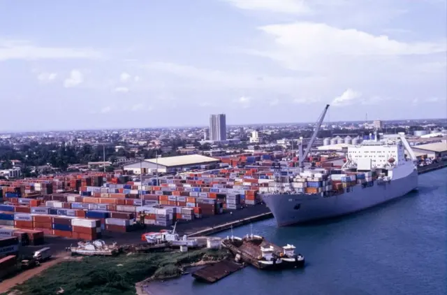 Port de Cotonou à l'arrêt, symbole des tensions économiques entre le Bénin et le Niger