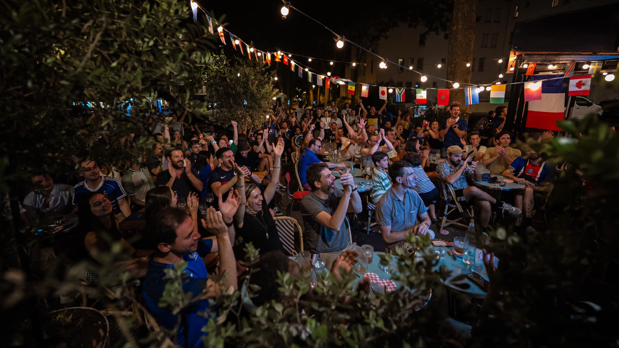 Une nuit joyeuse et très peu d&rsquo;interpellations… Le bilan des festivités à Paris après France