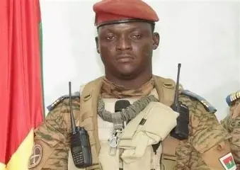 Traoré confirme l&rsquo;accession au pouvoir par les armes au Burkina Faso : un tournant politique risqué