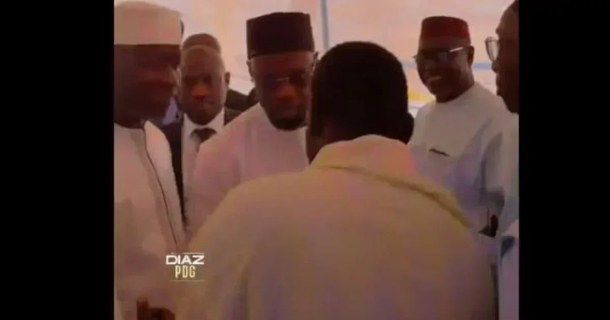 Ousmane Sonko rend hommage à la famille de Papa Youssou Ndoye à Ouakam
