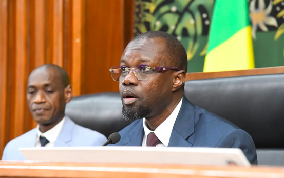 Ousmane Sonko défie Al Aminou Lo avec une motion de censure sur les contrats pétroliers
