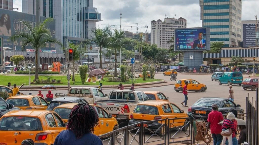 Taxi en circulation à Yaoundé avec une plaque numérique