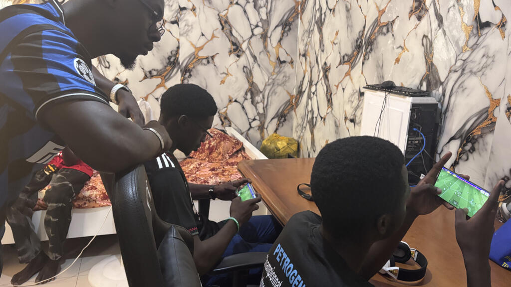 Ibzo entraînant les joueurs de l'équipe nationale sénégalaise sur eFootball à Dakar