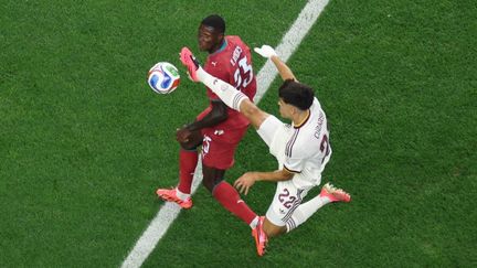 Le latéral portugais Nuno Mendes en duel avec un joueur espagnol lors du match de Coupe du monde 2026