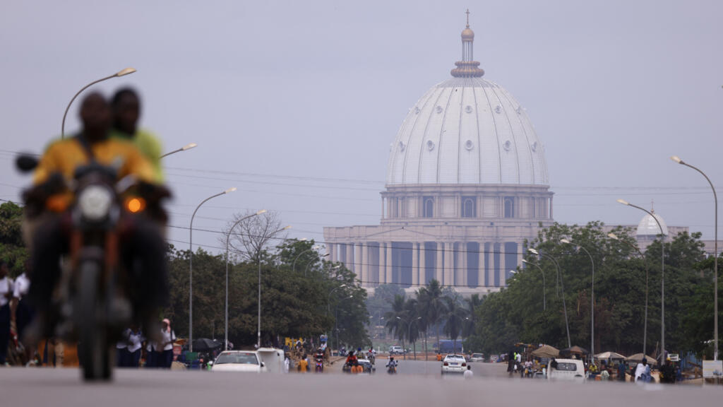 La basilique Notre-Dame de la Paix à Yamoussoukro, symbole d'une ville en pleine mutation.