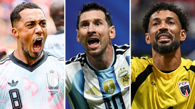 Le Belge Youri Tielemans, l'Argentin Lionel Messi et le gardien capverdien Vozinha célébrant ensemble lors d'un match de la Coupe du monde 2026.