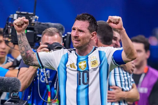 Lionel Messi, numéro 10 de l'Argentine, célébrant une victoire après un match de Coupe du monde 2026.