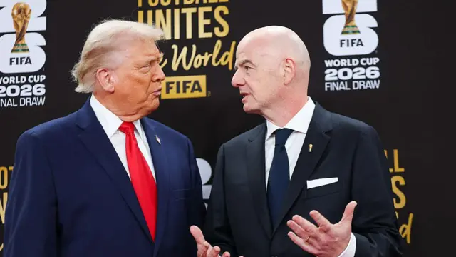 Donald Trump et Gianni Infantino discutant lors d'un événement lié à la Coupe du monde 2026.