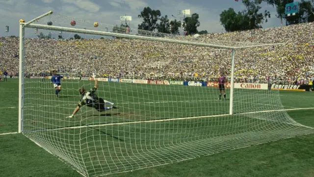 Roberto Baggio ratant un penalty en finale de la Coupe du monde 1994, illustrant l'importance des derniers instants d'un tournoi.