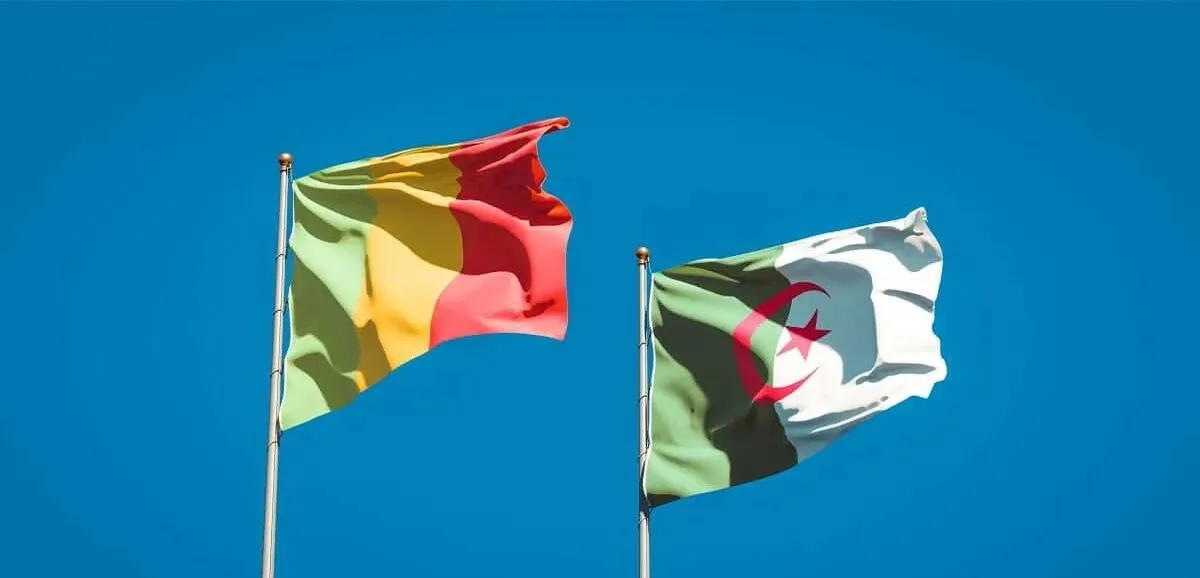 Un avion survolant une frontière entre l'Algérie et le Mali, symbolisant la réouverture des espaces aériens