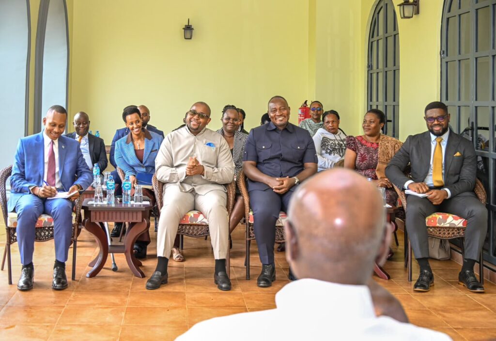 Rencontre entre Floribert Anzuluni et Yoweri Museveni à Kampala
