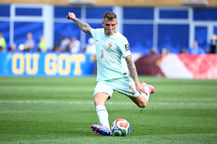 Lucas Digne, latéral gauche d'Aston Villa, prêt à rejoindre le PSG après la Coupe du monde 2026