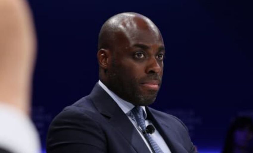 Mark Alexandre Doumba en discussion lors d'un événement international