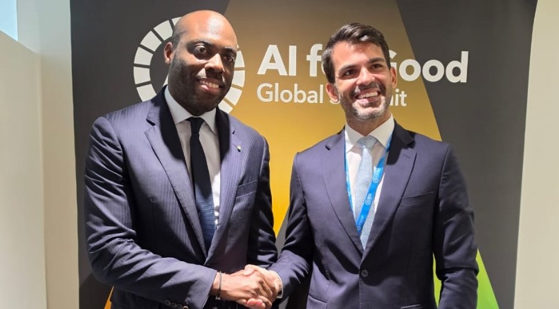 Le ministre gabonais de l'Économie numérique et le directeur régional de TikTok lors d'une réunion