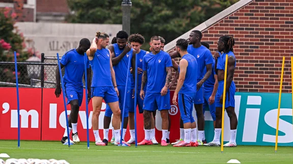 Lucas Digne en action avec l'équipe de France