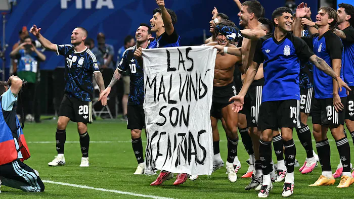 Joueurs argentins déployant une banderole « les Malouines sont argentines » après leur victoire