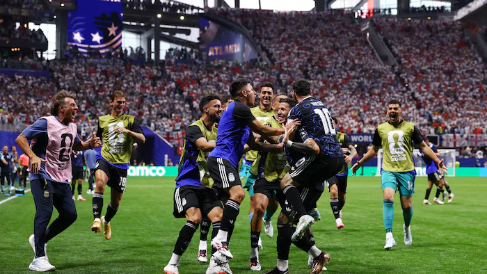 Joueurs argentins célébrant un but en fin de match contre l'Angleterre