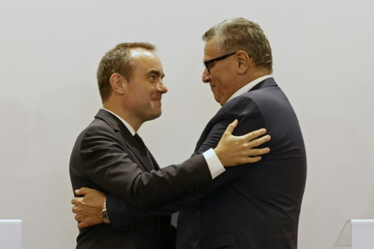 Sébastien Lecornu et Aziz Akhannouch échangent une poignée de main lors d'une conférence de presse au ministère des Affaires étrangères de Rabat
