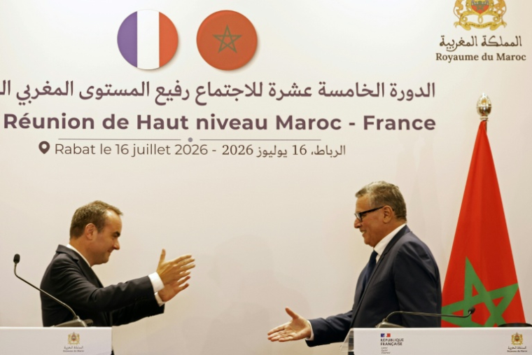 Le Premier ministre français Sébastien Lecornu (à gauche) et son homologue marocain Aziz Akhannouch lors d'une conférence de presse au ministère des Affaires étrangères à Rabat
