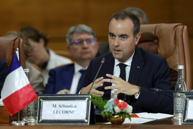 Sébastien Lecornu s'exprime lors d'une séance de travail avec des ministres marocains à Rabat