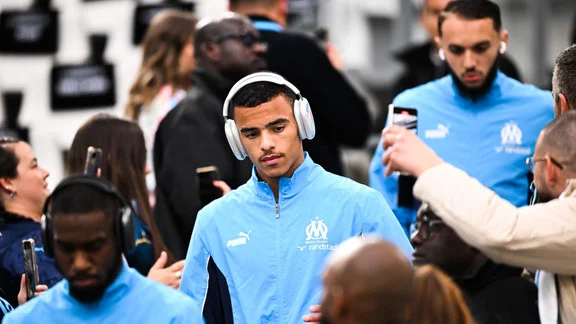 Mason Greenwood en discussion avec des dirigeants du football