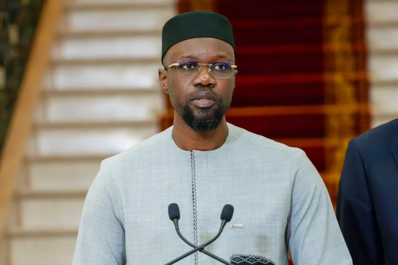 Portrait d’Ousmane Sonko rendant hommage à Serigne Abdou Bakhi Mbacké