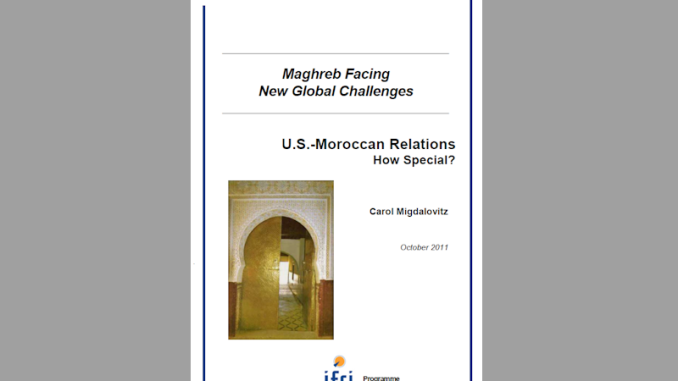 Diplomates américains et marocains signant un accord historique