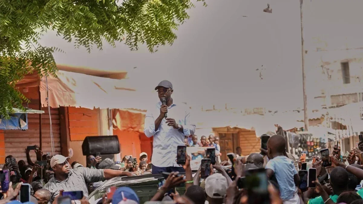 Ousmane Sonko devant une foule à Bargny pour mobiliser les militants de Pastef