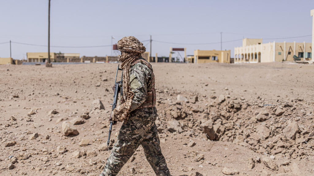 Un soldat du Front national de libération de l'Azawad (FLA) inspecte, le 14 mai 2026, à Kidal, le site d'un cratère causé par un bombardement aérien des Forces armées maliennes (FAMA).
