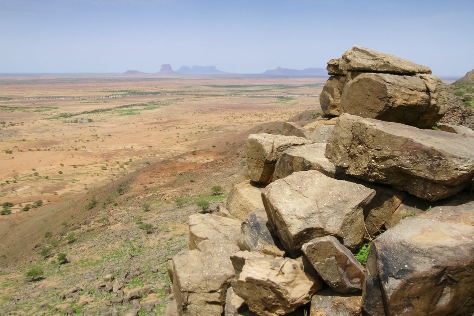 Vue aérienne d'un village du Mali après une frappe aérienne