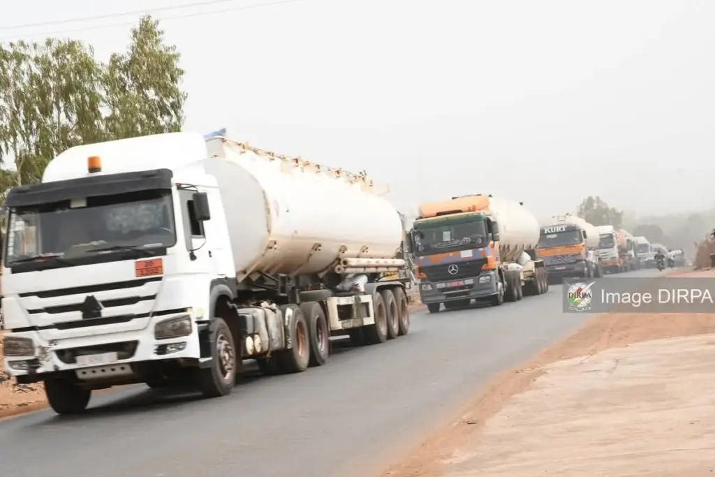 Bamako reçoit 840 camions-citernes de carburant sous haute protection militaire