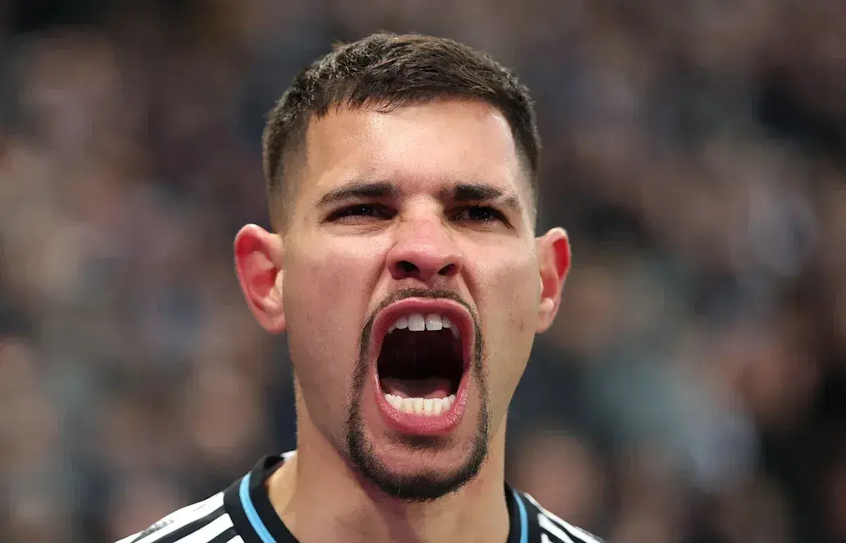 Bruno Guimarães à Arsenal : le milieu brésilien sous les couleurs des Gunners