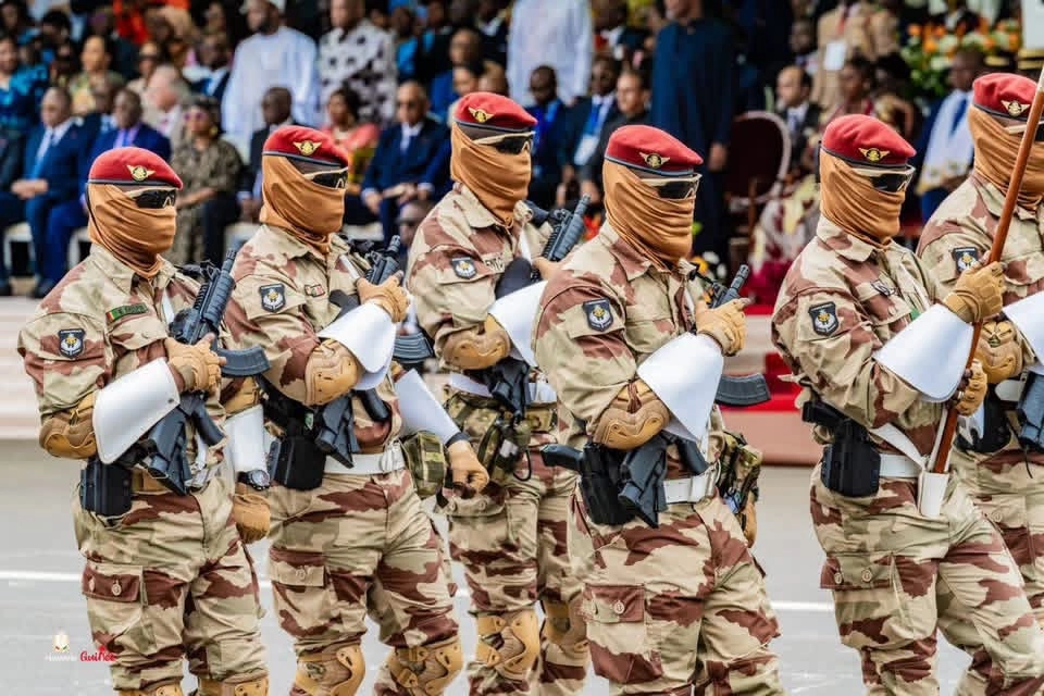 Défilé des forces spéciales guinéennes à Abidjan : un spectacle salué par la foule