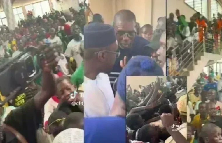 Ousmane Sonko bloqué par une foule enthousiaste à louga lors de sa visite