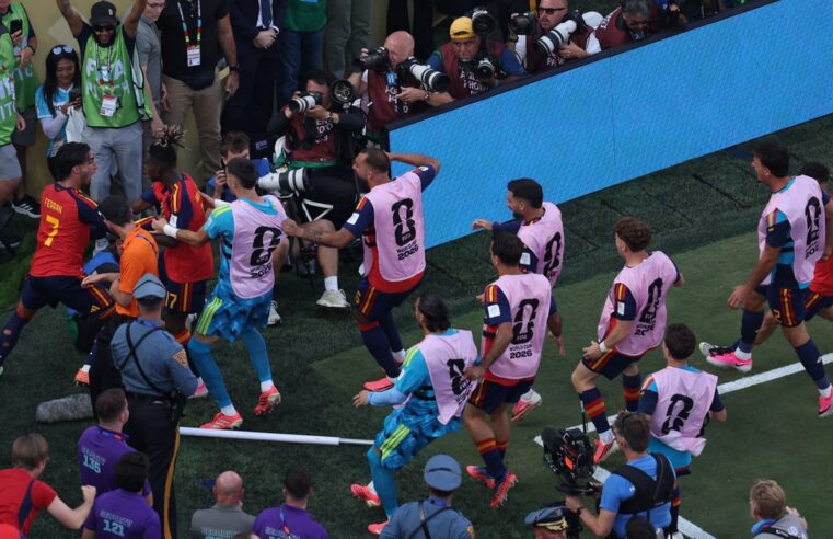 Ferran Torres hésite entre PSG et Barcelone après son titre mondial