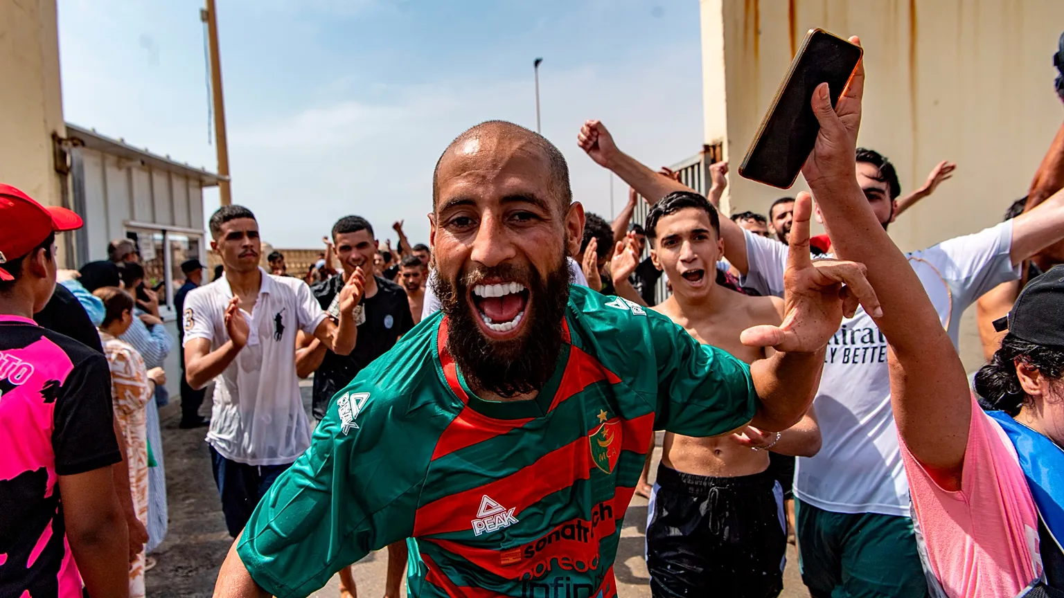 Des centaines de migrants tentent de franchir la frontière entre le Maroc et l’enclave espagnole de Ceuta, le 30 juillet 2026.