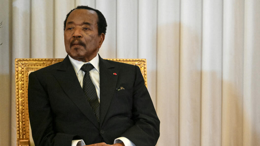 Le président camerounais Paul Biya écoute le pape Léon XIV lors d'un discours officiel à Yaoundé, en avril 2026.