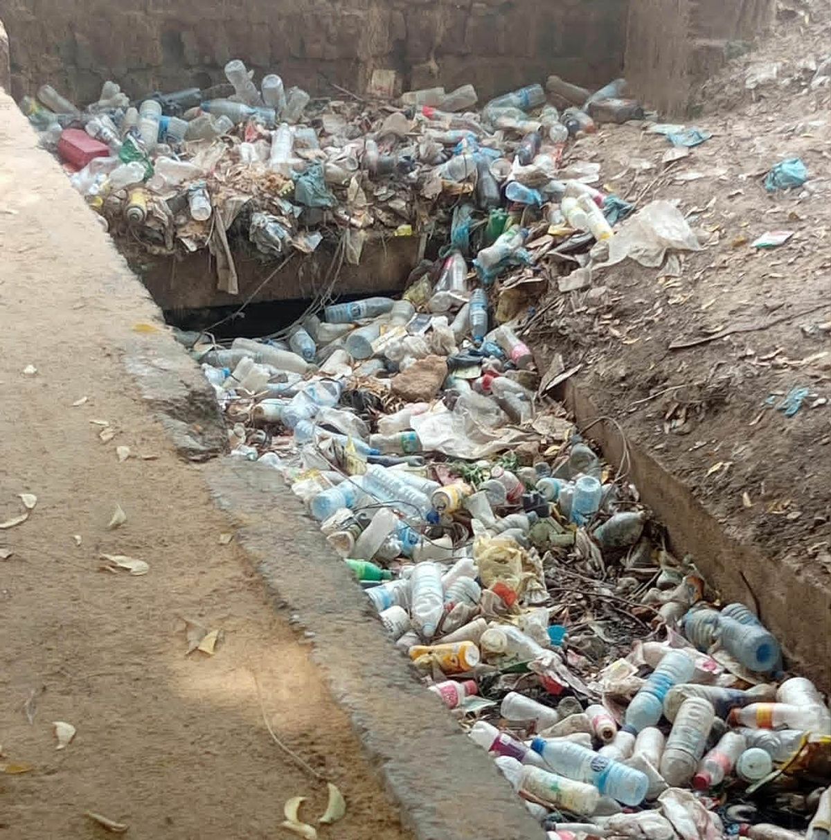 Piles de déchets plastiques dans les rues de N’Djamena