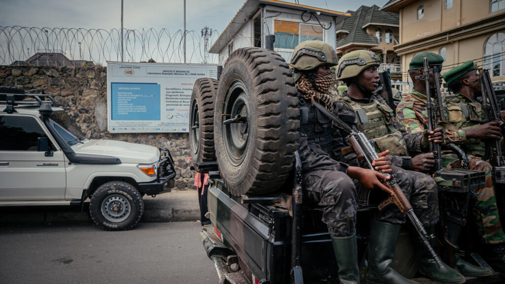 Des soldats du groupe AFC/M23 en patrouille près d'un laboratoire médical à Goma, en mai 2026.