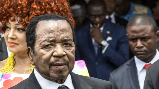 Paul Biya lors d'une visite officielle au Cameroun aux côtés de responsables gouvernementaux et de son épouse, Chantal Biya
